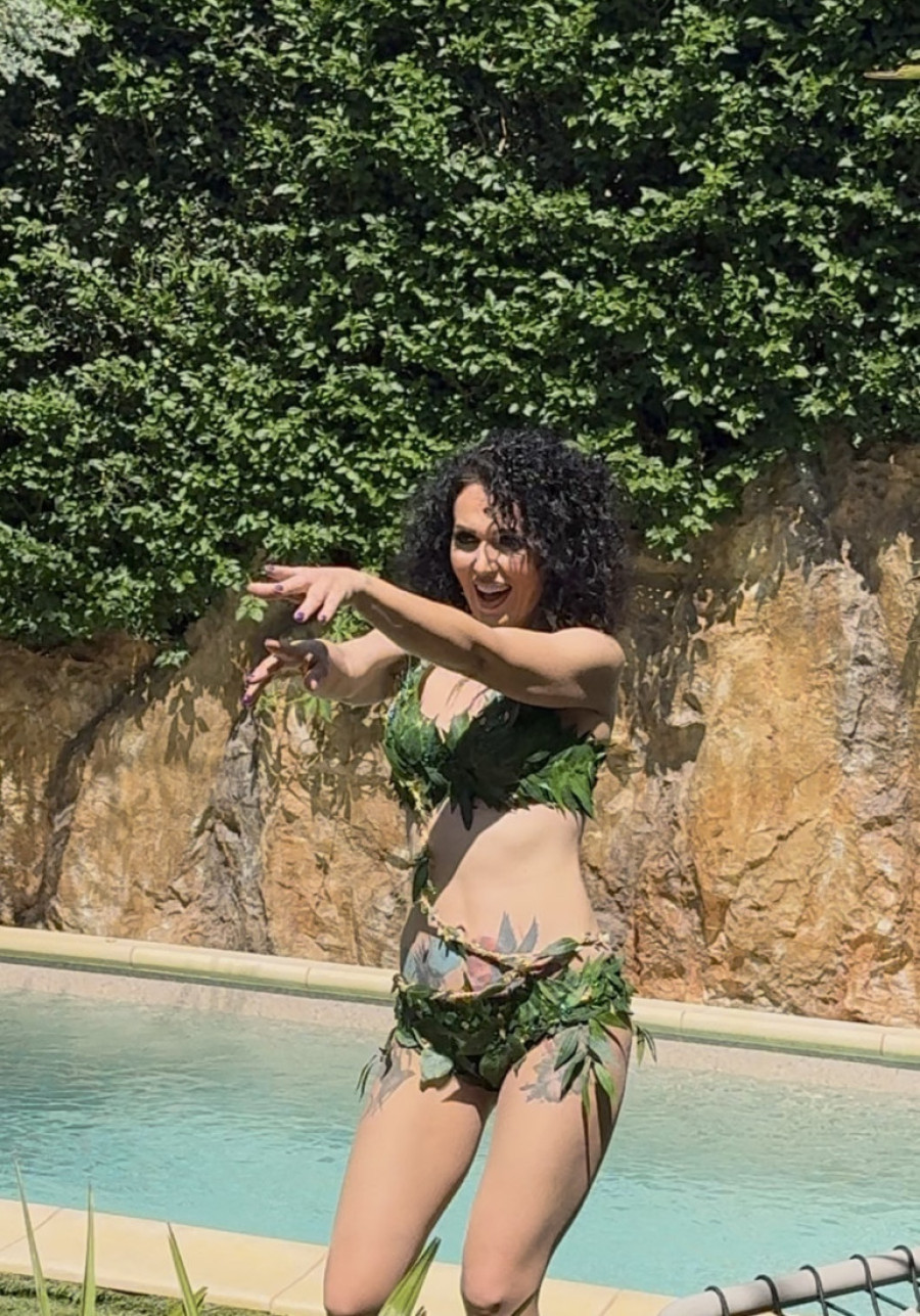 Šok! Lina Bumbar u "pozi 69": Telo pevačice gori u petoj deceniji, snimak zapalio mreže!