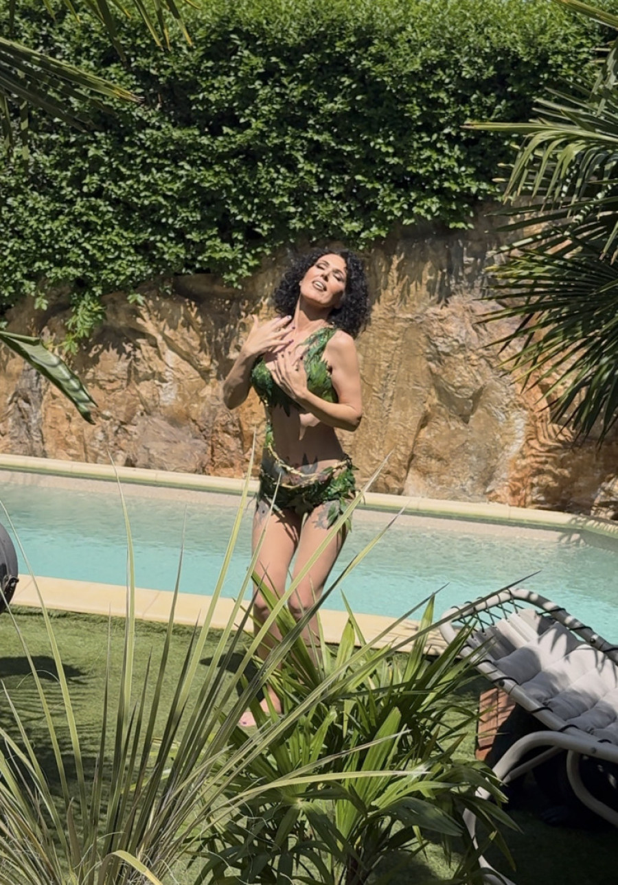 Šok! Lina Bumbar u "pozi 69": Telo pevačice gori u petoj deceniji, snimak zapalio mreže!