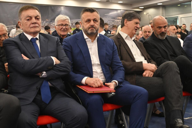 I ovo je dokaz veličine Vladimira Cvetkovića! Državni i sportski vrh, legende Zvezde i Partizana na poslednjem ispraćaju! (FOTO)