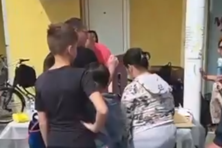 Sramno! Blokaderi koriste decu u propagandne svrhe! (VIDEO)