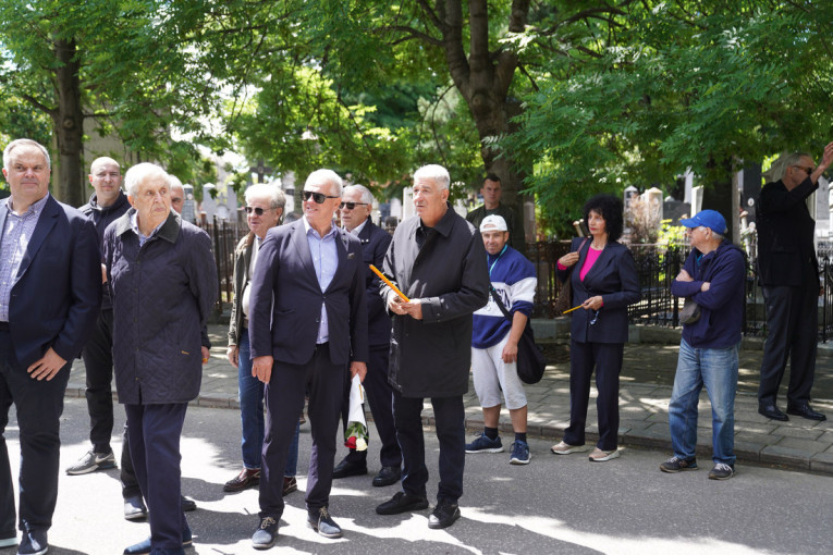 I ovo je dokaz veličine Vladimira Cvetkovića! Državni i sportski vrh, legende Zvezde i Partizana na poslednjem ispraćaju! (FOTO)
