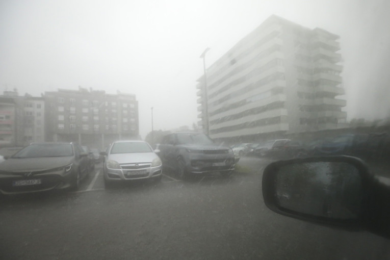 Šok usred maja! Sljeme se zabelelo, oluja rušila drveće i tramvajsku mrežu (FOTO)