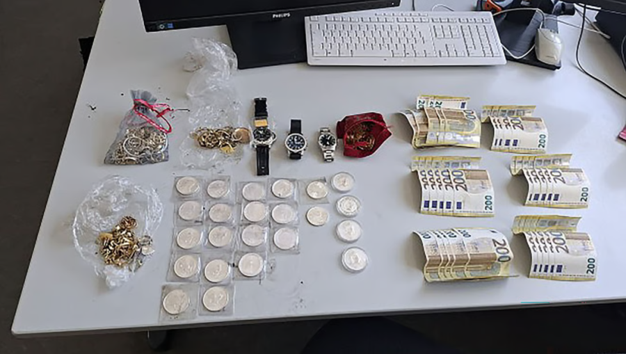 Dete iskopalo blago na igralištu: Pronašlo novčanice od 200 evra, zlatnu polugu i druge dragocenosti (FOTO)