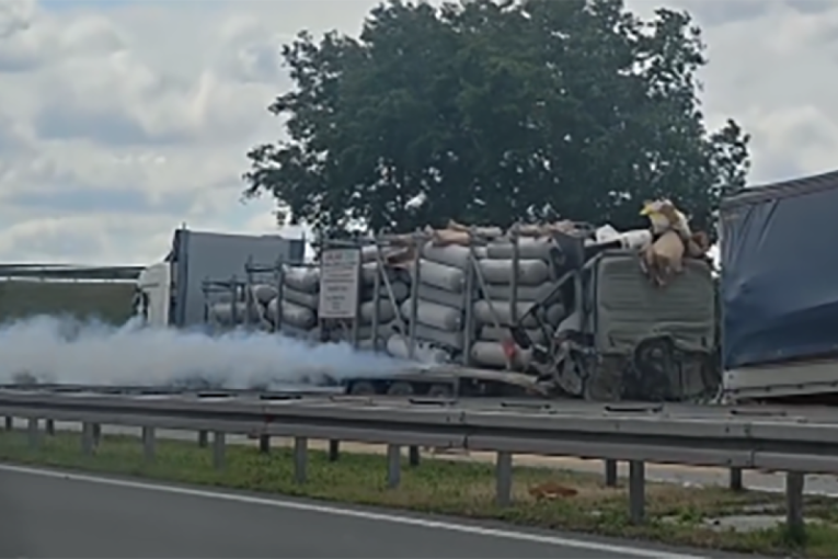 Haos nakon sudara kod Stare Pazove! Gas curi iz kamiona, hitne službe na terenu