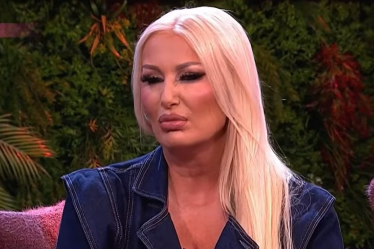 Elma Sinanović zadržana na carini! Pevač koji je putovao s njom sve otkrio: "Iznervirao sam se!"