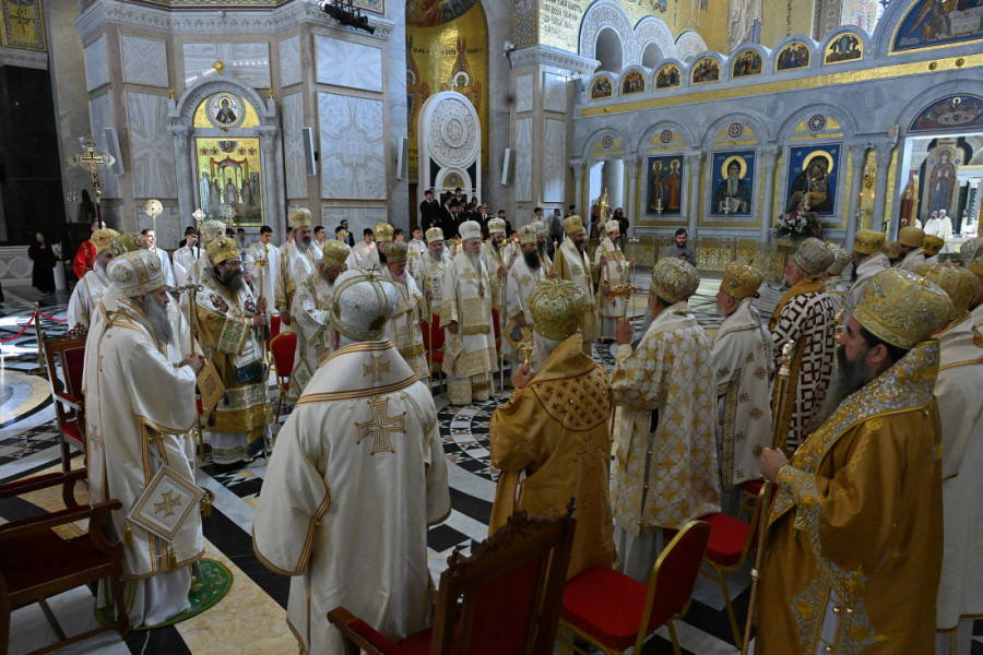 Liturgijom u Hramu Svetog Save počelo redovno zasedanje Sabora SPC, služi Porfirije