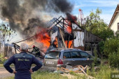 Drama u čačanskom selu: Gori pomoćni objekat u Gornjoj Gorevnici, meštani i vatrogasci zajedno u borbi sa vatrom (FOTO)