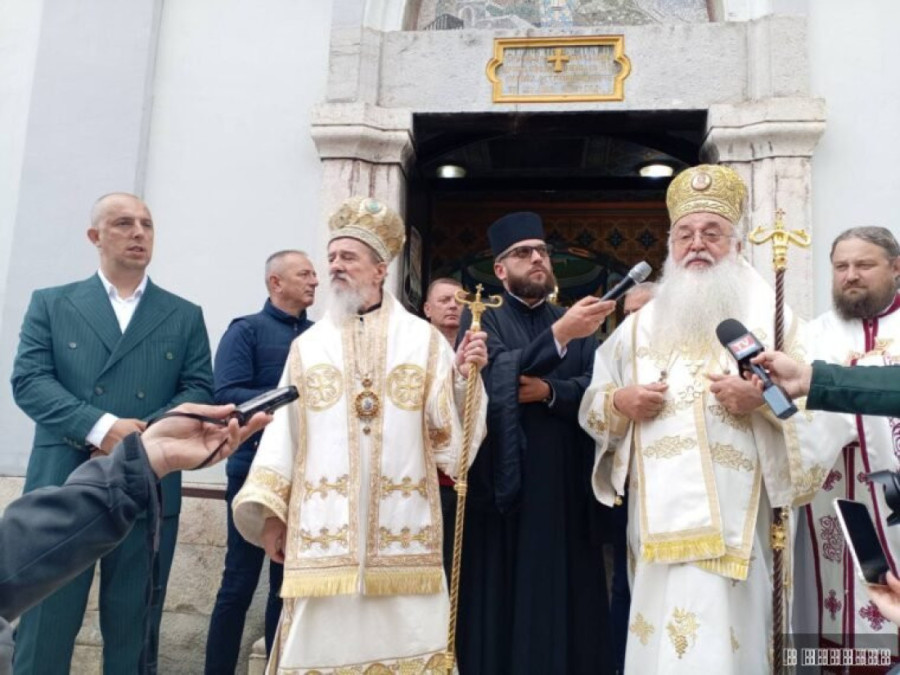 Dugačka trobojka i stotine vernika: Prijepolje svečano obeležilo hramovnu slavu i Svetog Vasilija Ostroškog - prelepe slike (FOTO)