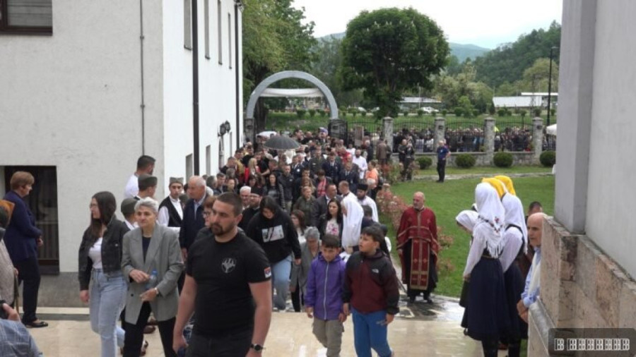 Dugačka trobojka i stotine vernika: Prijepolje svečano obeležilo hramovnu slavu i Svetog Vasilija Ostroškog - prelepe slike (FOTO)