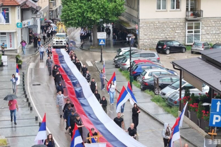 Dugačka trobojka i stotine vernika: Prijepolje svečano obeležilo hramovnu slavu i Svetog Vasilija Ostroškog - prelepe slike (FOTO)