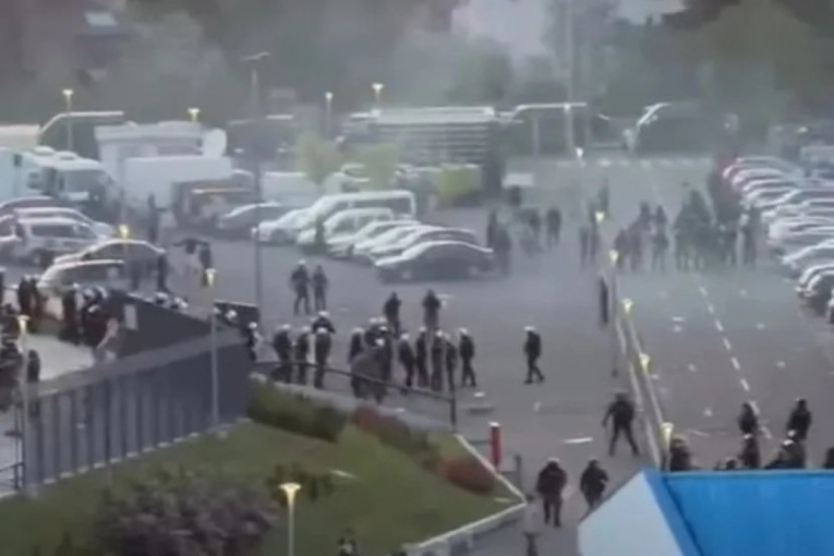 Zbog ovoga je kasnio početak finala Kupa! Pogledajte sukob Delija i policije ispred stadiona i na tribinama! (VIDEO