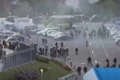 Zbog ovoga je kasnio početak finala Kupa! Pogledajte sukob Delija i policije ispred stadiona i na tribinama! (VIDEO)