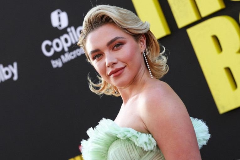 Netfliks opet rizikuje sa adaptacijama čuvenih romana: Stiže "Istočno od raja" sa Florens Pju, kritike pljušte (VIDEO)
