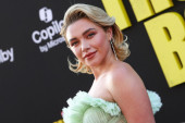 Netfliks opet rizikuje sa adaptacijama čuvenih romana: Stiže "Istočno od raja" sa Florens Pju, kritike pljušte (VIDEO)