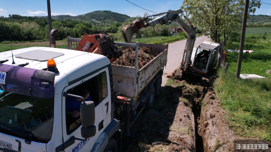 Srpska trobojka dugačka preko 30 metara zategnuta preko krova: Milan iz sela kod Lajkovca domaćinski dočekao delegaciju sa razlogom  (FOTO)