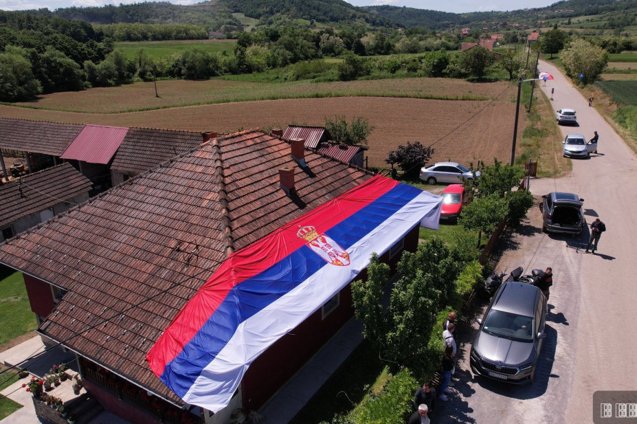 Srpska trobojka dugačka preko 30 metara zategnuta preko krova: Milan iz sela kod Lajkovca domaćinski dočekao delegaciju sa razlogom  (FOTO)