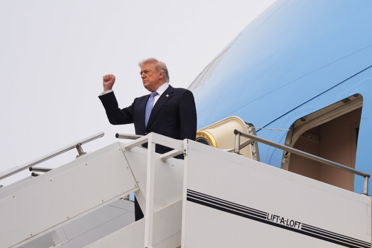 Trampov "air force one“ poleteo iz Pekinga: Stistnuta pesnica i vijorenje zastava za kraj posete Pekingu