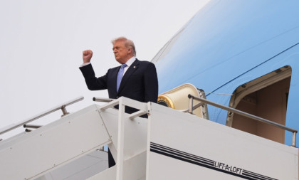 Trampov avion poleteo iz Pekinga: Stistnuta pesnica i vijorenje zastava za kraj posete (FOTO)