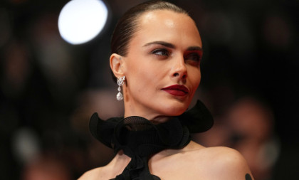 Dramatičan autfit za četvrto veče Kana: Kara Delevinj je spojila gotik i avangardu u jednom izdanju (FOTO)