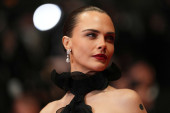 Dramatičan autfit za četvrto veče Kana: Kara Delevinj je spojila gotik i avangardu u jednom izdanju (FOTO)