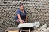 "I kad je najteže, ja se smejem" Ona je žena zmaj: Ostala sama, radi rudarski posao i opstaje u surovim uslovima planine! (FOTO/VIDEO)