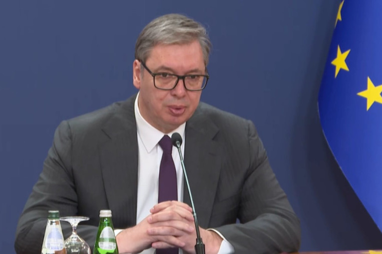 Obraća se predsednik Vučića Govori o aktuelnim temama