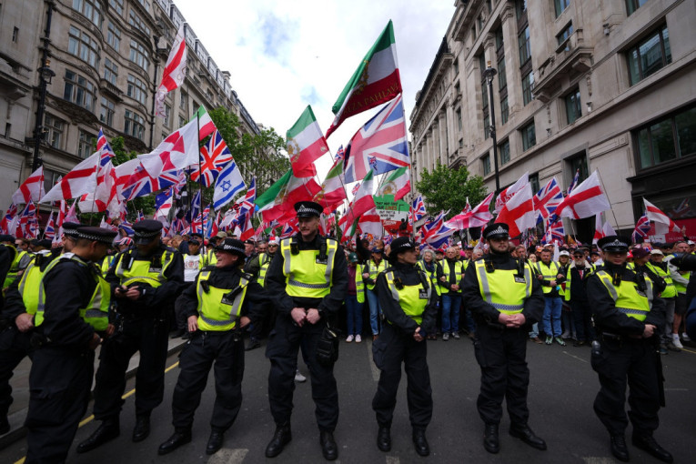Britanci preplavili ulice Londona: Protestuju zbog imigranata, već počela hapšenja (VIDEO)