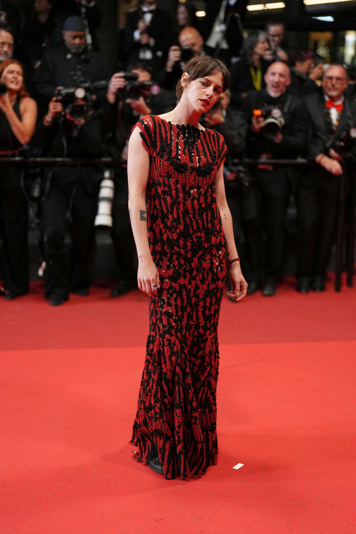 Glamur starog Holivuda u susret rokenrol estetici: Kristen Stjuart izvela modni performans u Kanu (FOTO)