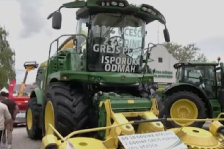 Ovo je bik Jablan od skoro 2 tone, zvezda Sajma poljoprivrede! Mnogi dolaze njega da vide i zver od kombajna koji košta pola miliona evra