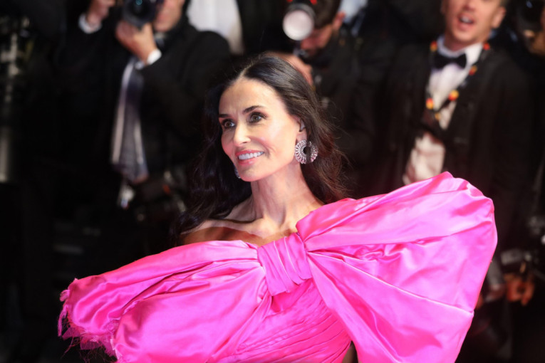 Pink spektakl u Kanu: Demi Mur na tankoj granici između genijalnosti i modnog viška (FOTO)
