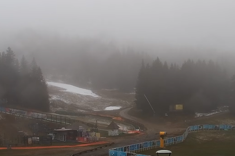 Zima pregazila Kopaonik! Sneg zabeleo planinu poslednjeg dana leta, temperatura pada na nulu (FOTO)