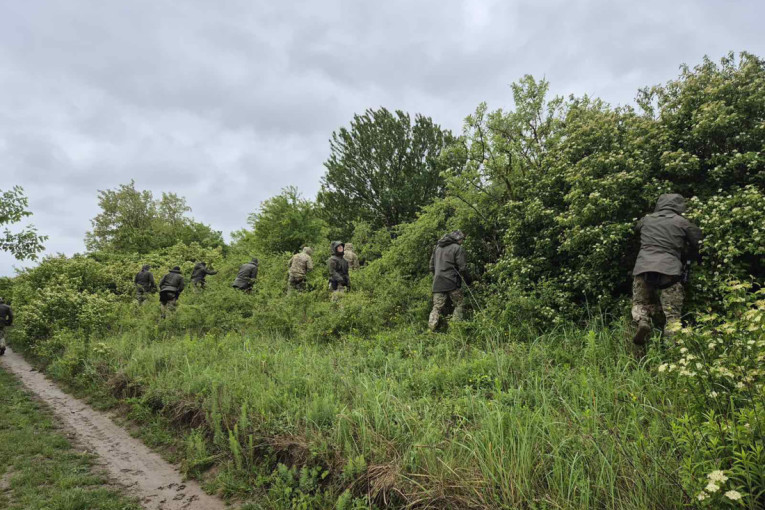 Opsadno stanje kod Inđije: Policija pretražuje ovo jezero u potrazi za telom Aleksandra Nešovića! (FOTO/VIDEO)