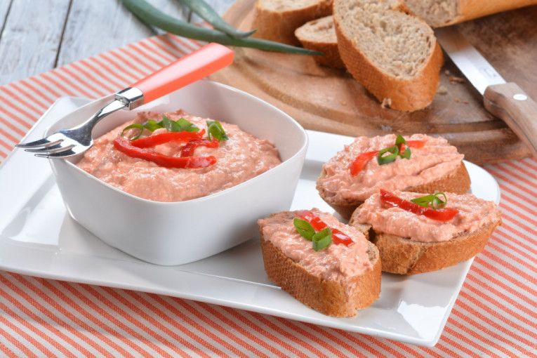 Kremasta urnebes salata za svaki sto: Brz namaz koji se pravi za par minuta (RECEPT)