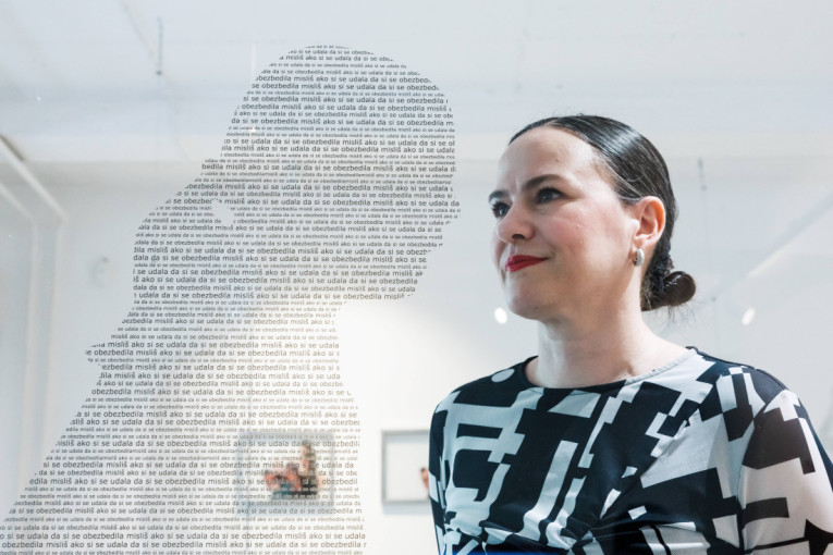 Zapisivala sam rečenice iz partnerskog odnosa sa nasilnikom: Snažna simbolika izložbe "Algoritam brige" (FOTO)