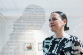 Zapisivala sam rečenice iz partnerskog odnosa sa nasilnikom: Snažna simbolika izložbe "Algoritam brige" (FOTO)