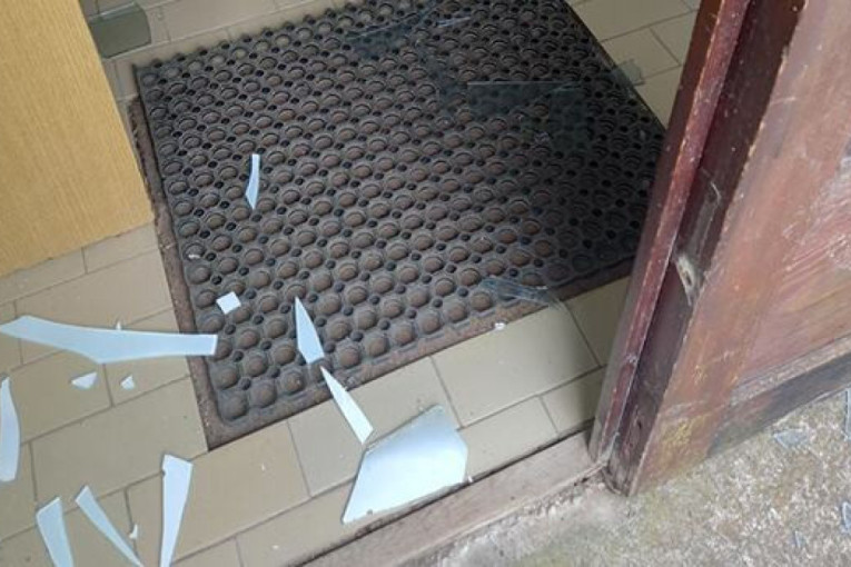 Razbijena ulazna vrata na srpskoj ambulanti u selu Banjska! Kancelarija za KiM: "Nastavak antisrpske kampanje albanskih ekstremista" (FOTO)