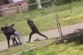 Drama usred dana! Porodice gledale kako tinejdžeri jure sa mačetama po parku, a onda je uskočio on... (VIDEO)