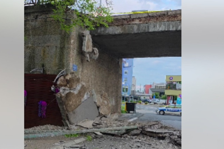 Obrušio se dio mosta na graničnom prelazu Gradiška (VIDEO)