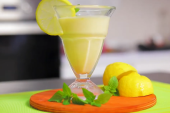 Puding od limuna  je kremasta letnja poslastica koja osvežava, a pravi se samo od tri sastojka (RECEPT)