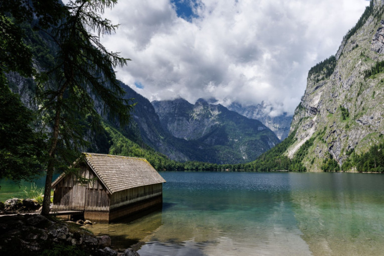 Drvene kolibe na vodi mame turiste: Ovo mesto je odličan izbor za sve koji žele mir (FOTO)