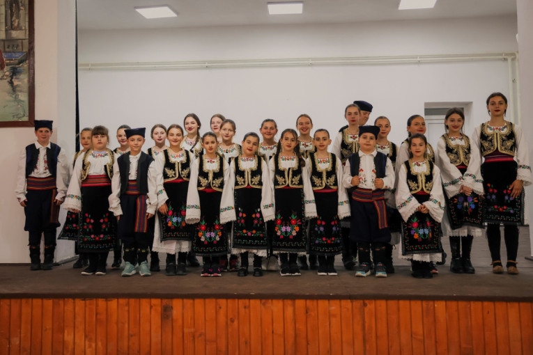 Gujon: Nove folklorne nošnje za decu u srpskim enklavama na Kosovu i Metohiji! (FOTO)