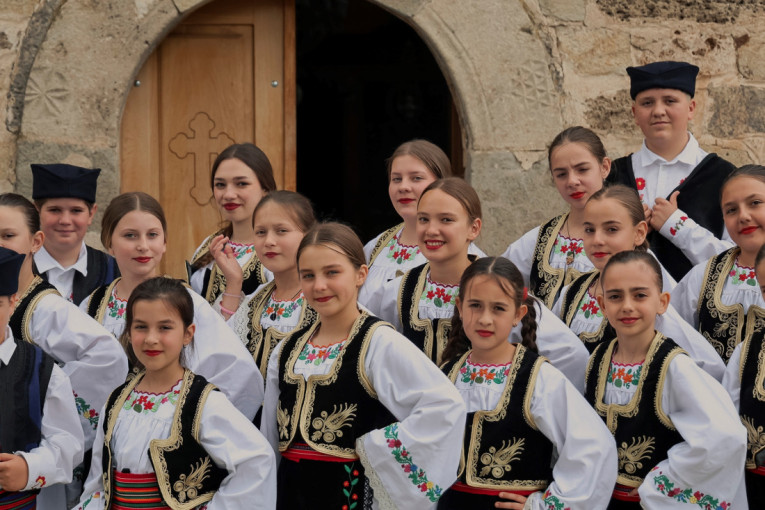 Gujon: Nove folklorne nošnje za decu u srpskim enklavama na Kosovu i Metohiji! (FOTO)