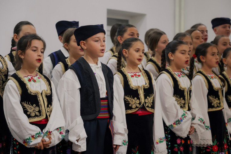 Gujon: Nove folklorne nošnje za decu u srpskim enklavama na Kosovu i Metohiji!