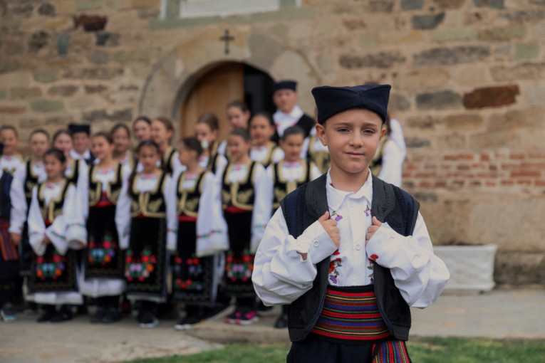 Gujon: Nove folklorne nošnje za decu u srpskim enklavama na Kosovu i Metohiji! (FOTO)