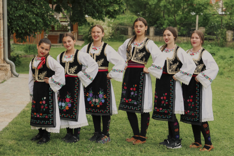 Gujon: Nove folklorne nošnje za decu u srpskim enklavama na Kosovu i Metohiji! (FOTO)