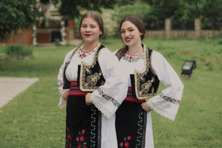 Gujon: Nove folklorne nošnje za decu u srpskim enklavama na Kosovu i Metohiji! (FOTO)