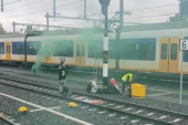 Aktivisti se lancima vezali za prugu, obustavili železnički saobraćaj: Morala da radi brusilica (VIDEO)