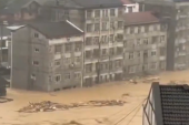 Katastrofa u Kini: Poplave ubile 25 osoba, kiša ne prestaje da pada, ljude evakuišu sa drveća (VIDEO)