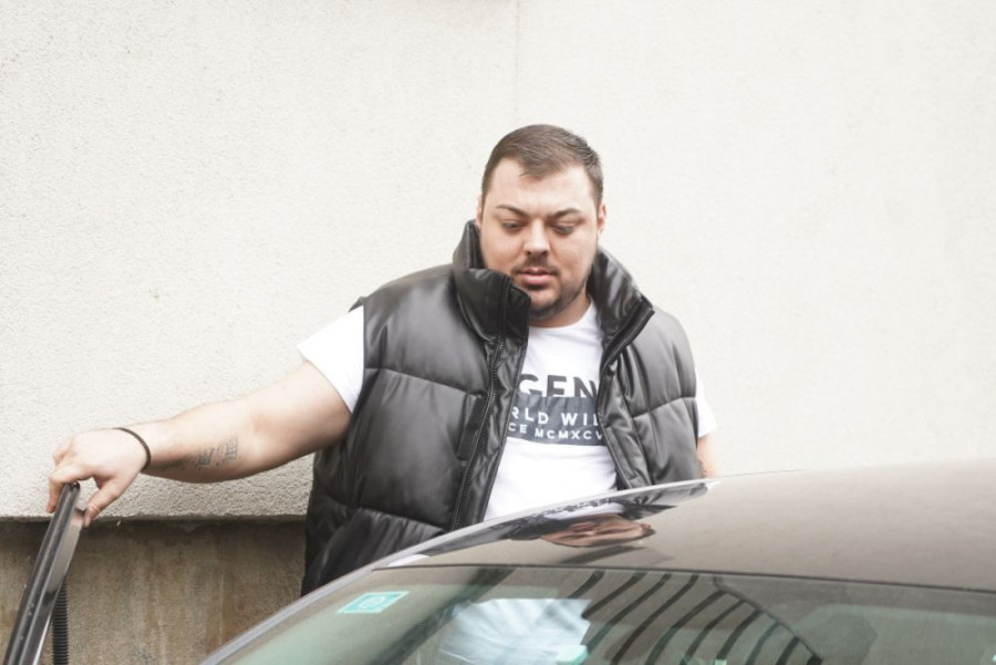 Sloba Vasić u zagrljaju ćerke Marije proslavio 35. rođendan: Tek da mu vidite tortu! (FOTO)