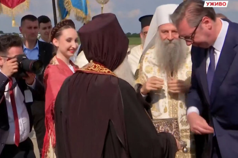 Vučić dočekao Pojas presvete Bogorodice: Svečanost na aerodromu (FOTO)